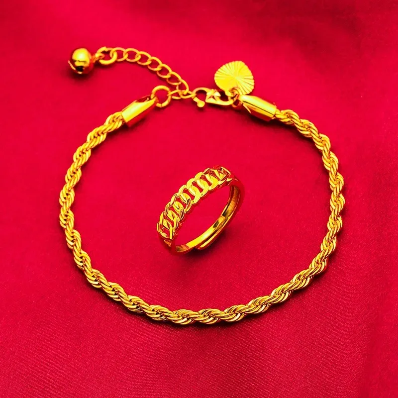 مجموعة سوار وخاتم ذهبي بحبل ملتوي ناعم على شكل كنز ذهبي للنساء مع سحر معصم رومانسي لفتح النقاء