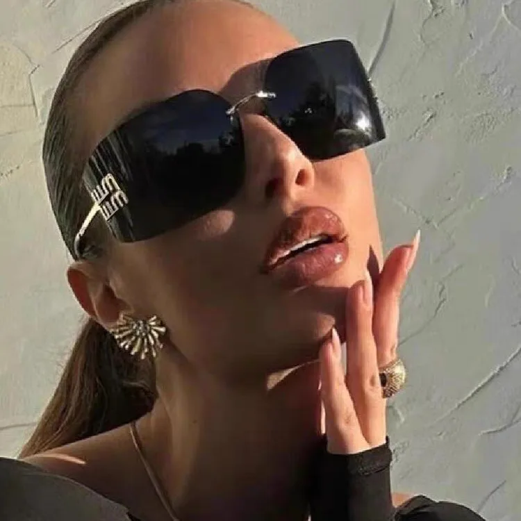نظارات شمسية معدنية منحنية بدون إطار مع نمط فتاة Y2k ميلينيوم الساخن المخصص، نظارات شمسية عصرية للتصوير الفوتوغرافي في الشوارع