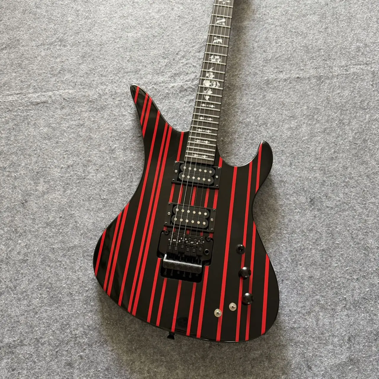 

Высококачественная гитара Synyster 2026, черная с красными полосами, золотая фурнитура, 2026