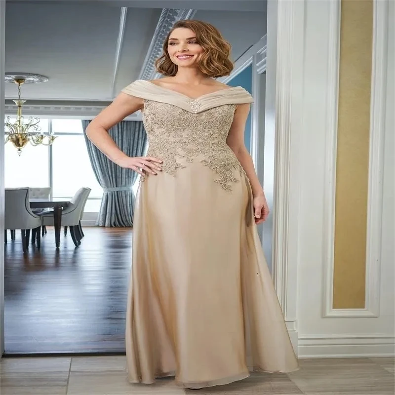 

2025 Elegant Champagne A Line Mother Of Bride Dress Cap Sleeves Lace Appliques Floor Length V Neck Wedding Guest Party Gowns