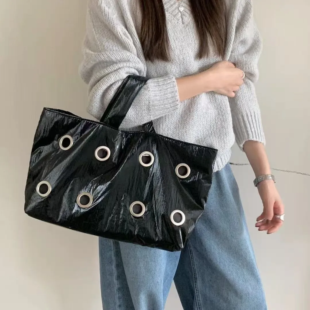 

Женские сумки-тоут с полыми заклепками, мягкая нейлоновая сумка на плечо с подкладкой, новые дизайнерские сумки с шипами для женщин, сумки для покупок, женские кошельки