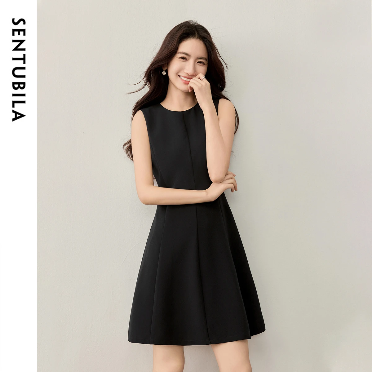 

SENTUBILA Solid Sleeveless Dress Women's 2025 Autumn New Temperament O-neck Black Knit X-line Dress Simple Elegant 153LI2373