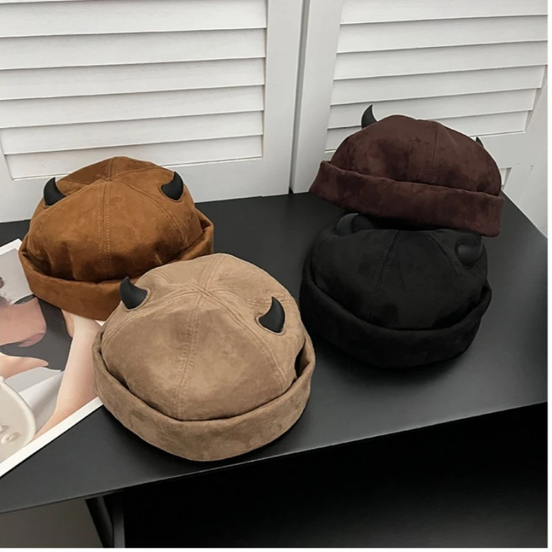 Japanische Retro-Wildleder-Mütze mit kleinen Teufelshörnern für Männer und Frauen im Herbst und Winter, Nischen-Trend Hip-Hop-Melonenhaut-Kappe – Detail 5