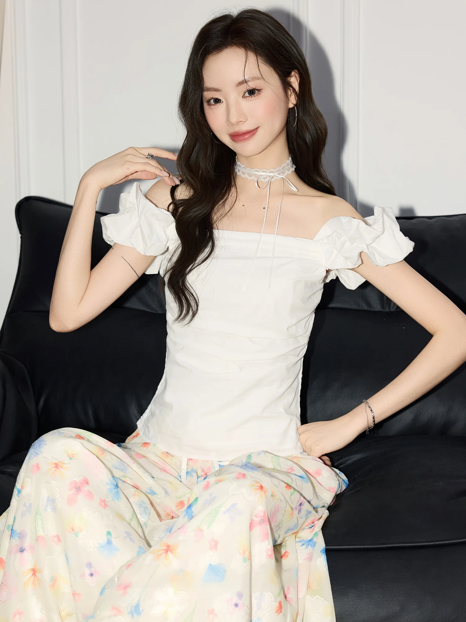 

Женский летний модный универсальный топ Mii Xiao Ke White Bubble Sve с одним открытым плечом и коротким рукавом