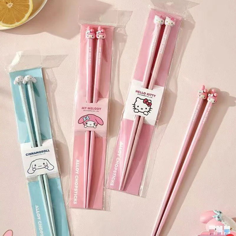 

Новые палочки для еды Hello Kitty Melody Cinnamoroll из нержавеющей стали, нескользящие, парные, с мультяшным дизайном, набор для дома, подарки для детей