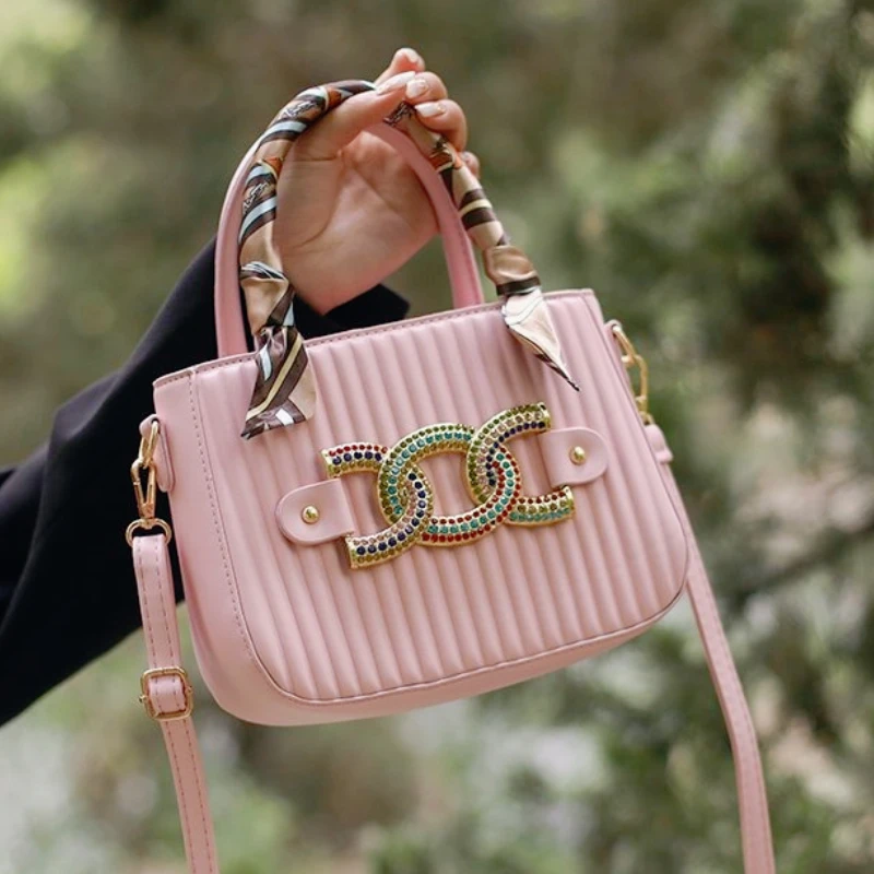 

Классическая женская сумка через плечо с монограммой для вневременного и универсального образа