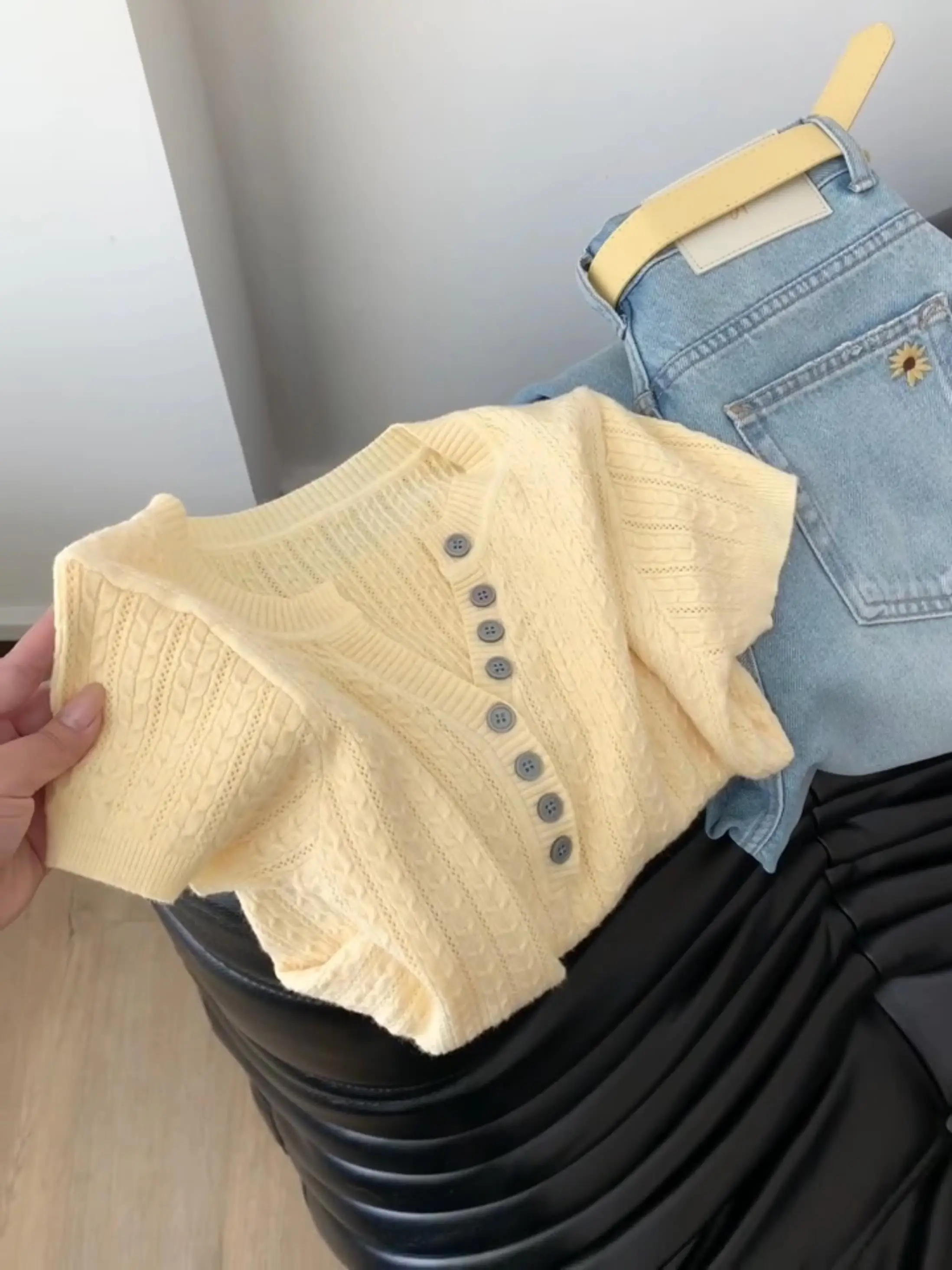 

Design Sensation Knitted V-Ne ort Sve T-irt Women's Slim Fit Faionable Korean Sle Commute Wear Summer New Arrival