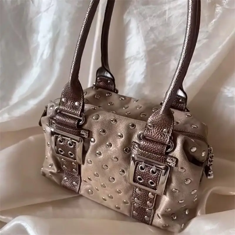 Gepunktete Nieten-Handtasche, Y2k Mädchen Metall-Nieten-Gürtelschnalle Motorrad-Biker-Boston-Tasche, Damen Retro-Unterarm-Schultertasche – Detail 1