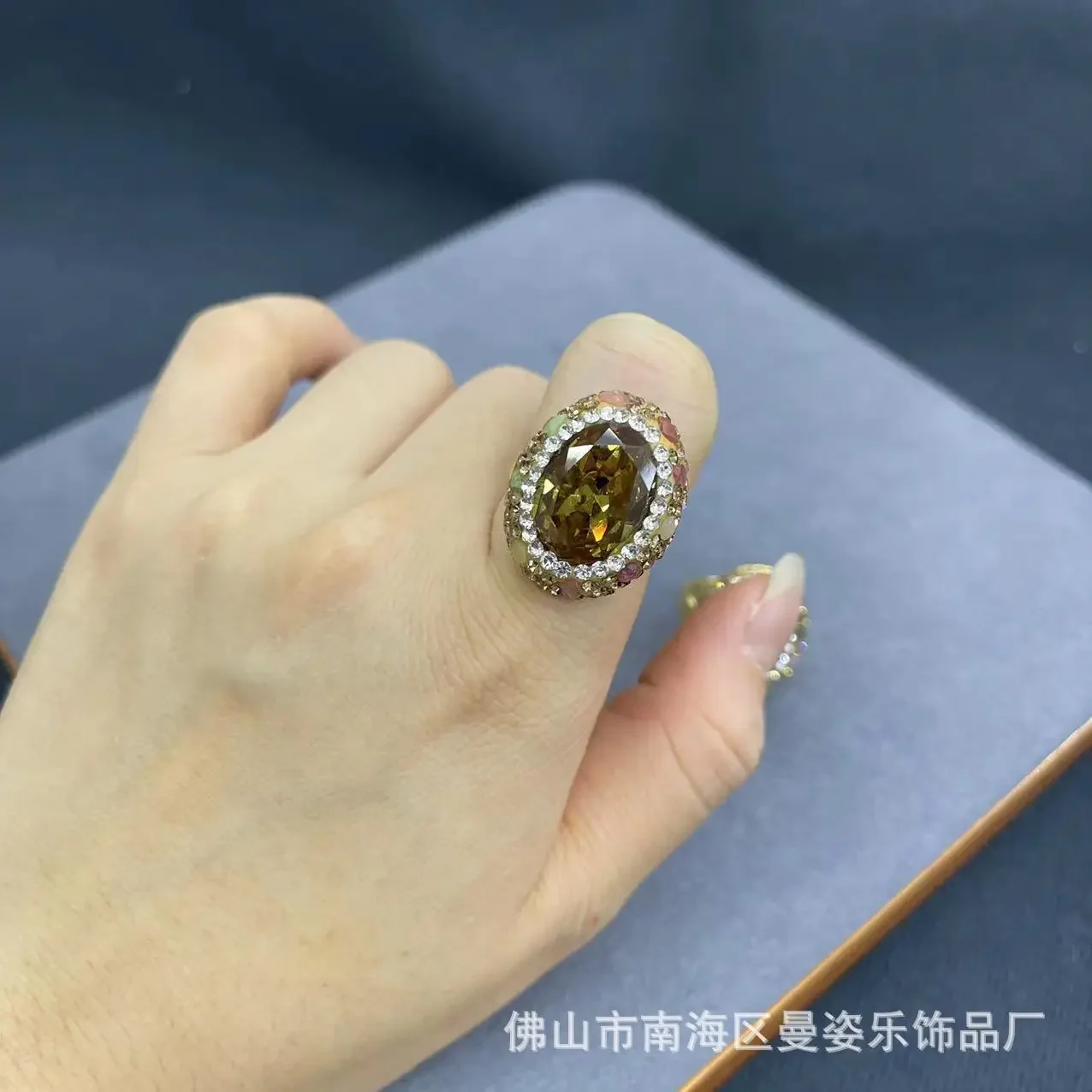 Factory direct sales Erqi sultan stone inlaid with natural tourmaline live ring, color-changing stone fashionable exquisite ring