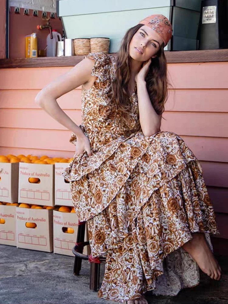 2025 zomer damesjurk met V-hals, holle sticker, flens, vliegende mouwen, vetersluiting, hoge taille, losse geplooide pommelrok met meerdere niveaus