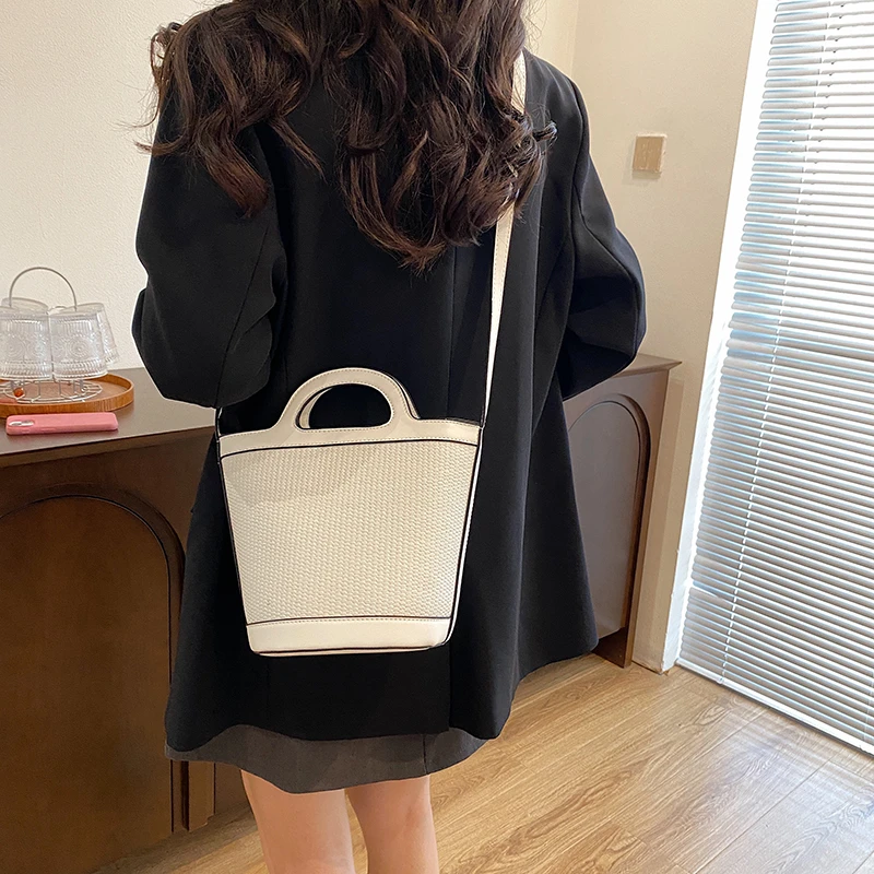 

2025 новые модные однотонные сумки из искусственной кожи, популярные модные сумки на плечо, большие вместительные высококачественные популярные сумки через плечо для женщин