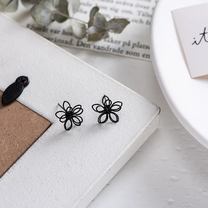 Hollow Out Metal Flower Stud Earrings for Women Simple Golden Color Black Trendy Earrings Vintage Jewelry Gift Accessories