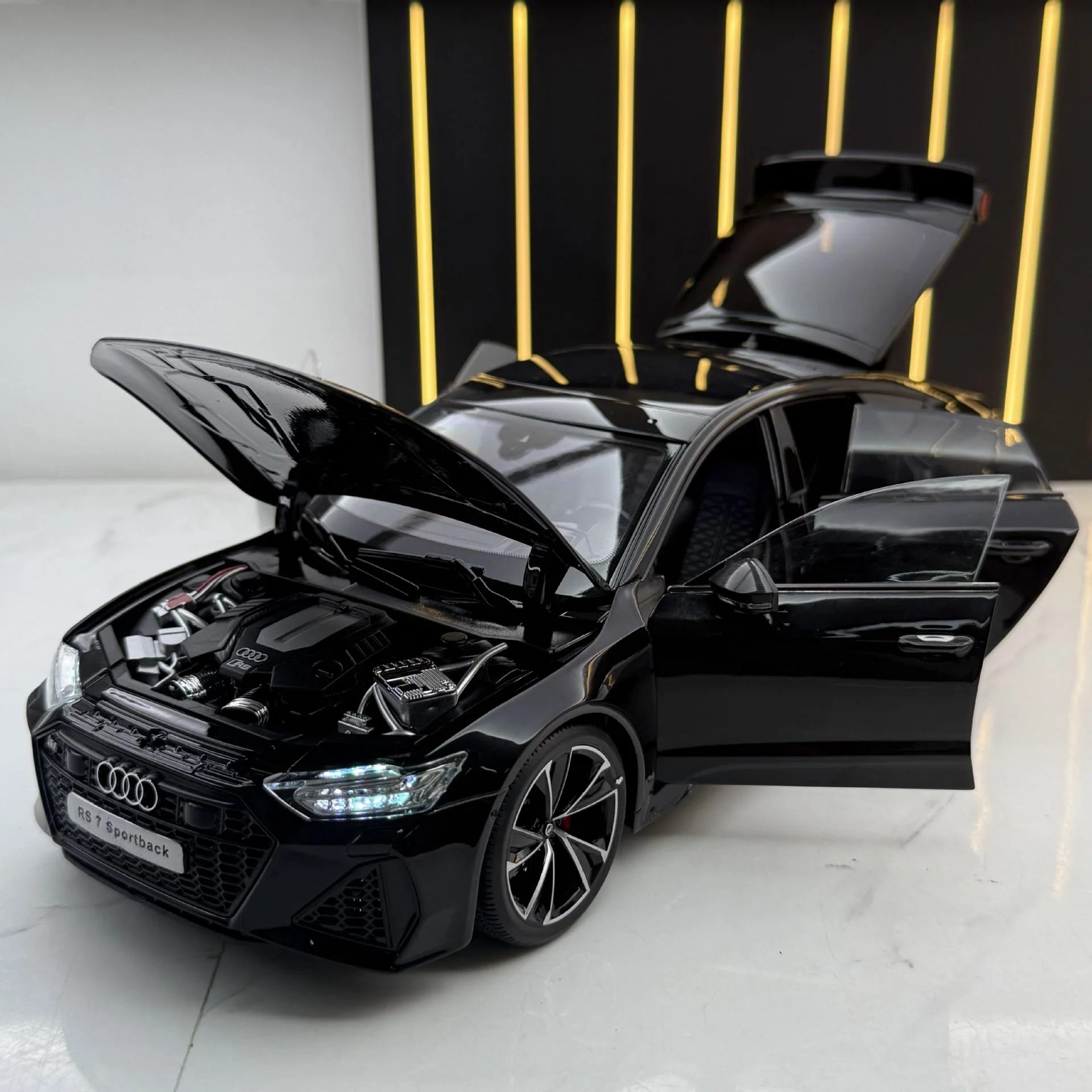 

Модель спортивного автомобиля Audi RS7 Kaiwei 1:18 с дистанционным управлением, светом и звуком, литая под давлением, коллекционный подарок