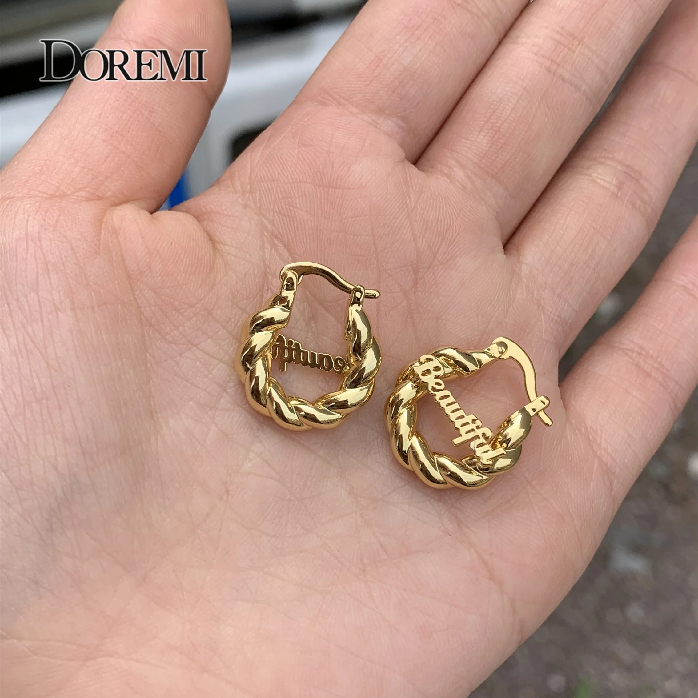 DOREMI Mini 18mm Kleine Custom Name Ohrringe Twist Personalisierte Brief Hoops Für Kinder Frauen Ohrringe für Kind Mädchen Anti-allergie