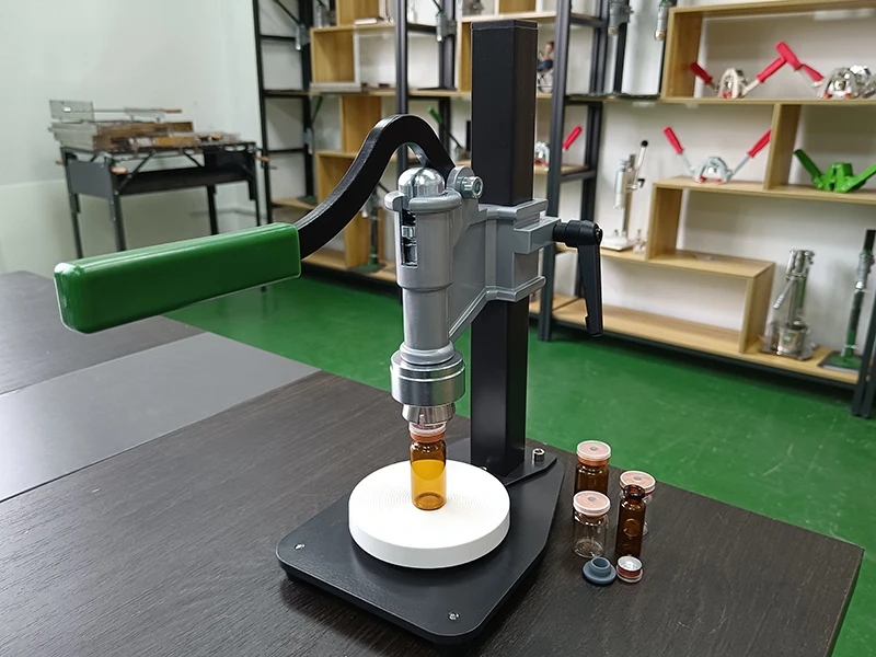 XLP03 Macchina piegatrice per tappatura manuale per sigillare spruzzatore di profumo Coperchio in alluminio Tappatore per bottiglie in plastica di alluminio