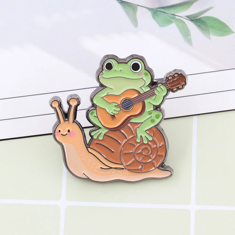 Cottagecore Frosch, der Gitarre auf einer Schnecke spielt, Emaille-Pin, Kawaii Tier-Brosche, Ästhetisches Musiker-Frosch-Abzeichen, Schmuckgeschenk, Naturliebe – Detail 11