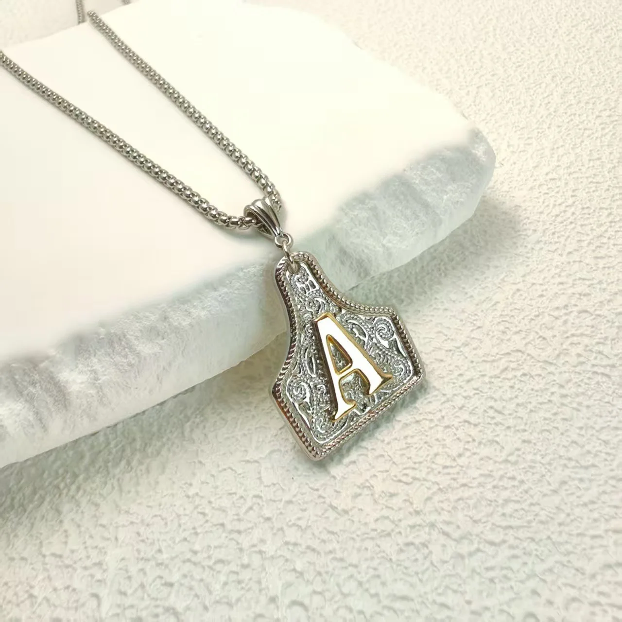 Vintage Goldene Initialen-Halskette, Buchstabe A Anhänger, Gravierter Charm, Zweifarbige Kette für Damen, Leichter Luxus-Schmuck, Geschenk – Detail 4