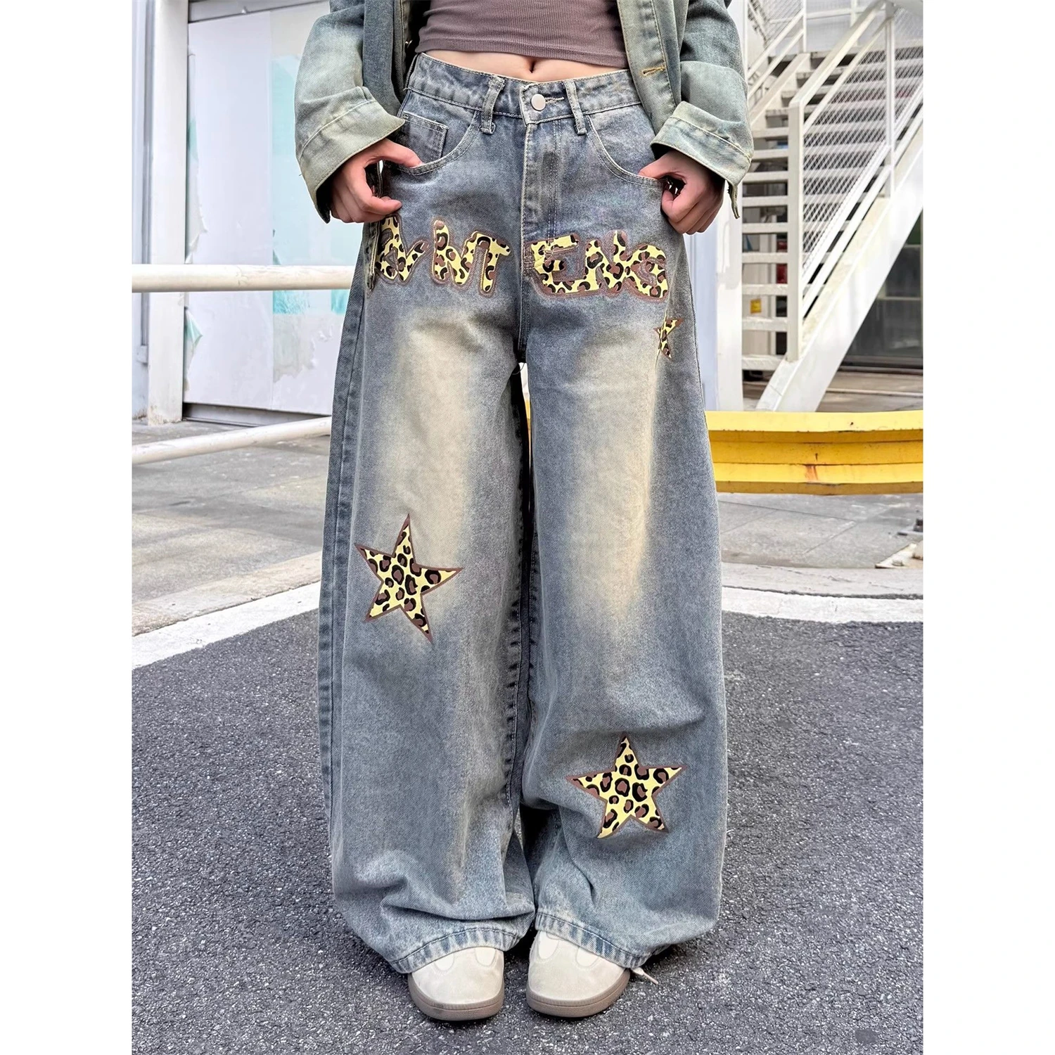 

Women's High Waist Wide Leg Light Blue Jeans Leopard Star Patch Letter Print Vintage Washed Y2K Streetwear Loose Denim Trousers