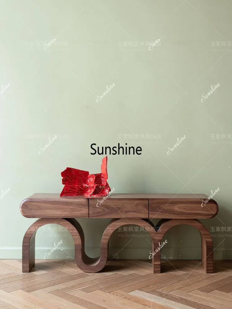 

Американский ретро-шкаф для прихожей, расположенный напротив входной двери, создает ощущение роскошного входного пространства.