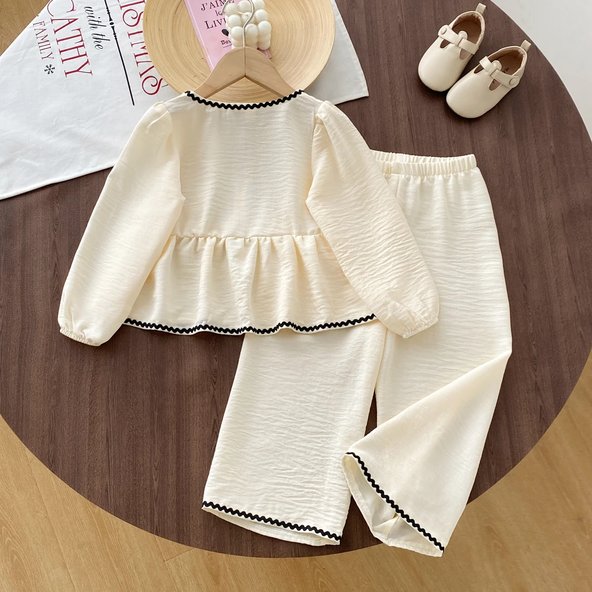 Modisches Freizeit-Set für Mädchen, Herbst, Schleifenband, Spitze, einfarbig, langärmeliges Puppenhemd + Hose mit weitem Bein, 2-teiliges Kleidungsset – Detail 3