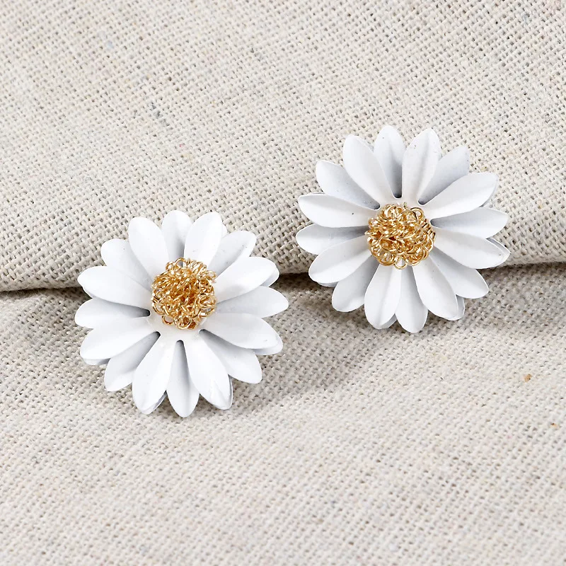 Pink Green White Yellow Daisy Stud Earrings for Women Metal Yellow Purple Blue Spray Paint Flower Earrings Party Cute Jewerly