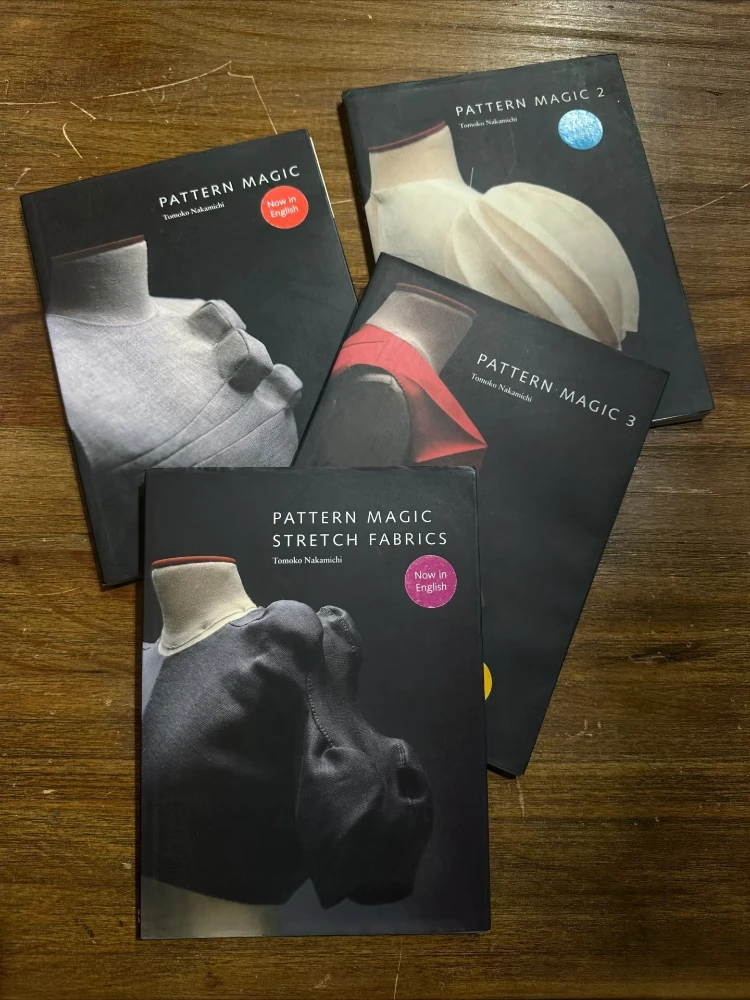 

Комплект из 4 книг: Волшебные 3D-выкройки Томоко Накамичи. Книга по дизайну костюмов Magic 1-4. Иллюстрированное руководство. Английская версия.