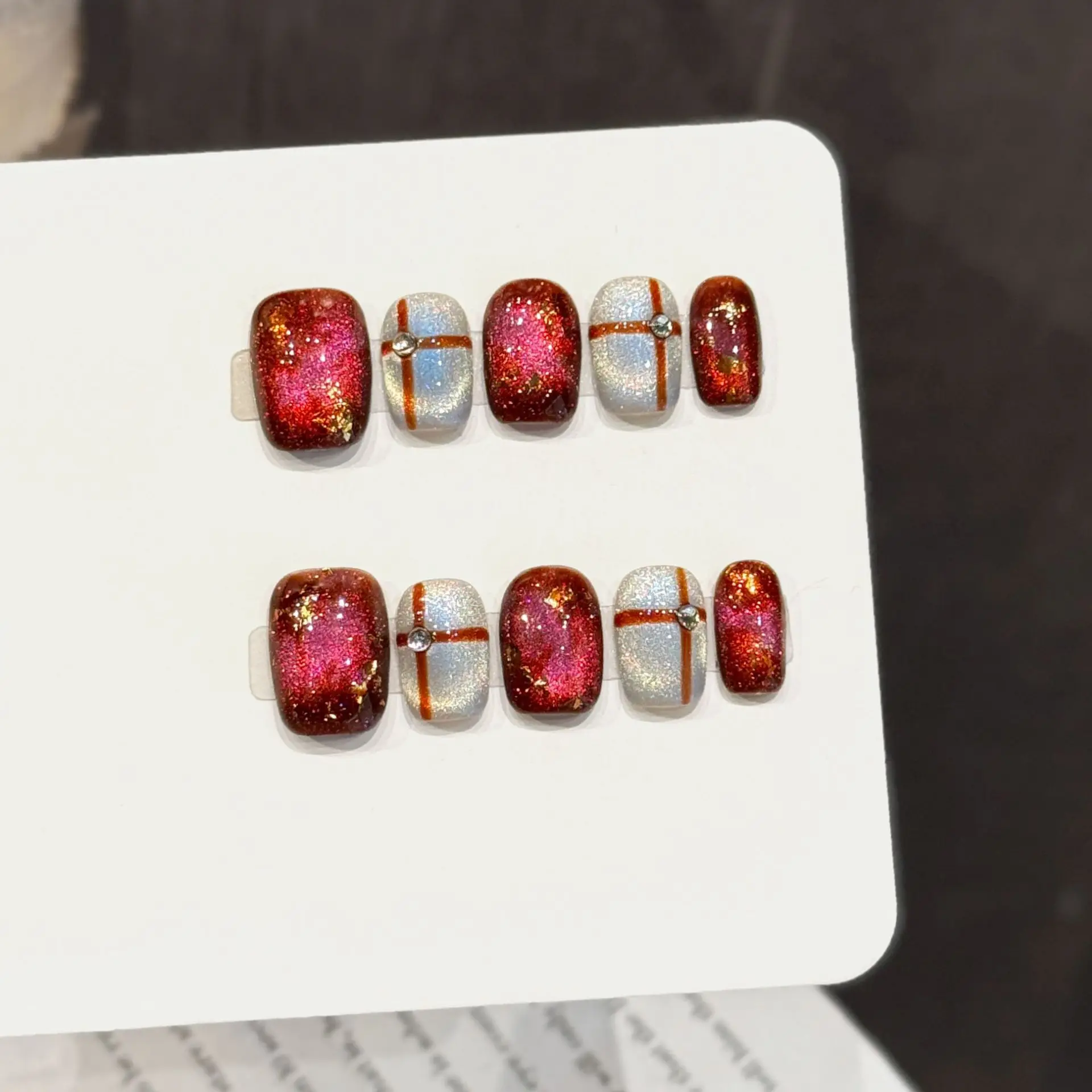 

10pcsHandmade Short Press On Nails Shiny Red Silver Cat Eye Rhinestone Design Sweet Cool Fake Nails Wearable Nails Art For Girls