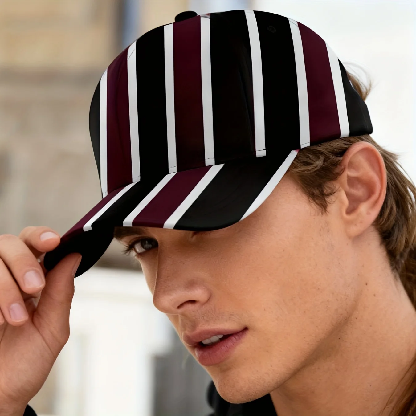 1 gorra de béisbol a rayas en negro, granate y blanco para hombres y mujeres, con un diseño de bloques de color verticales. Es