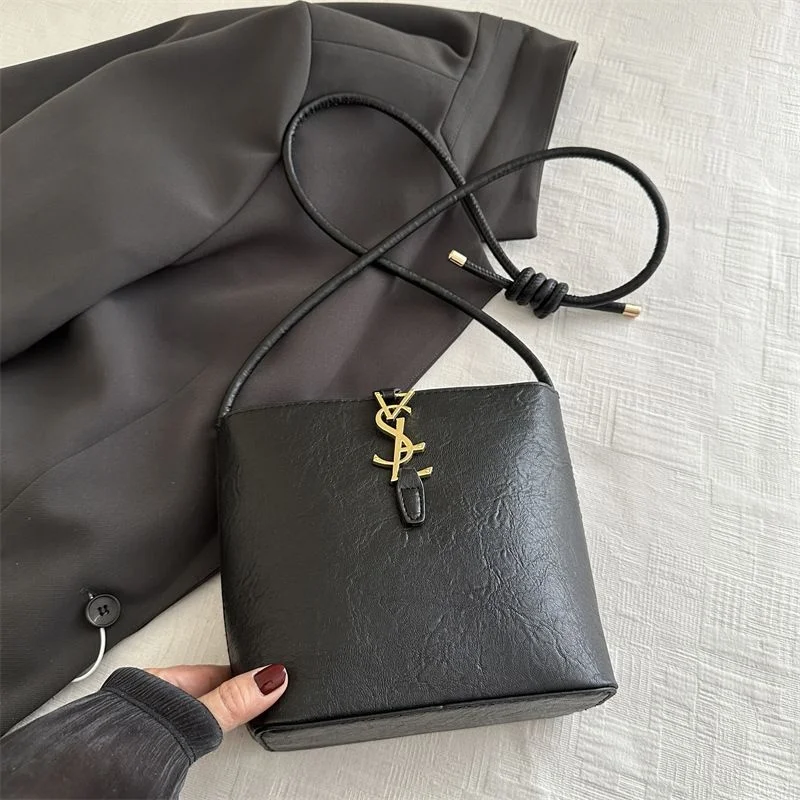 

2025 designs a new retro handbag for fashionable daily commuting, featuring a large capacity bucket-shaped structure.