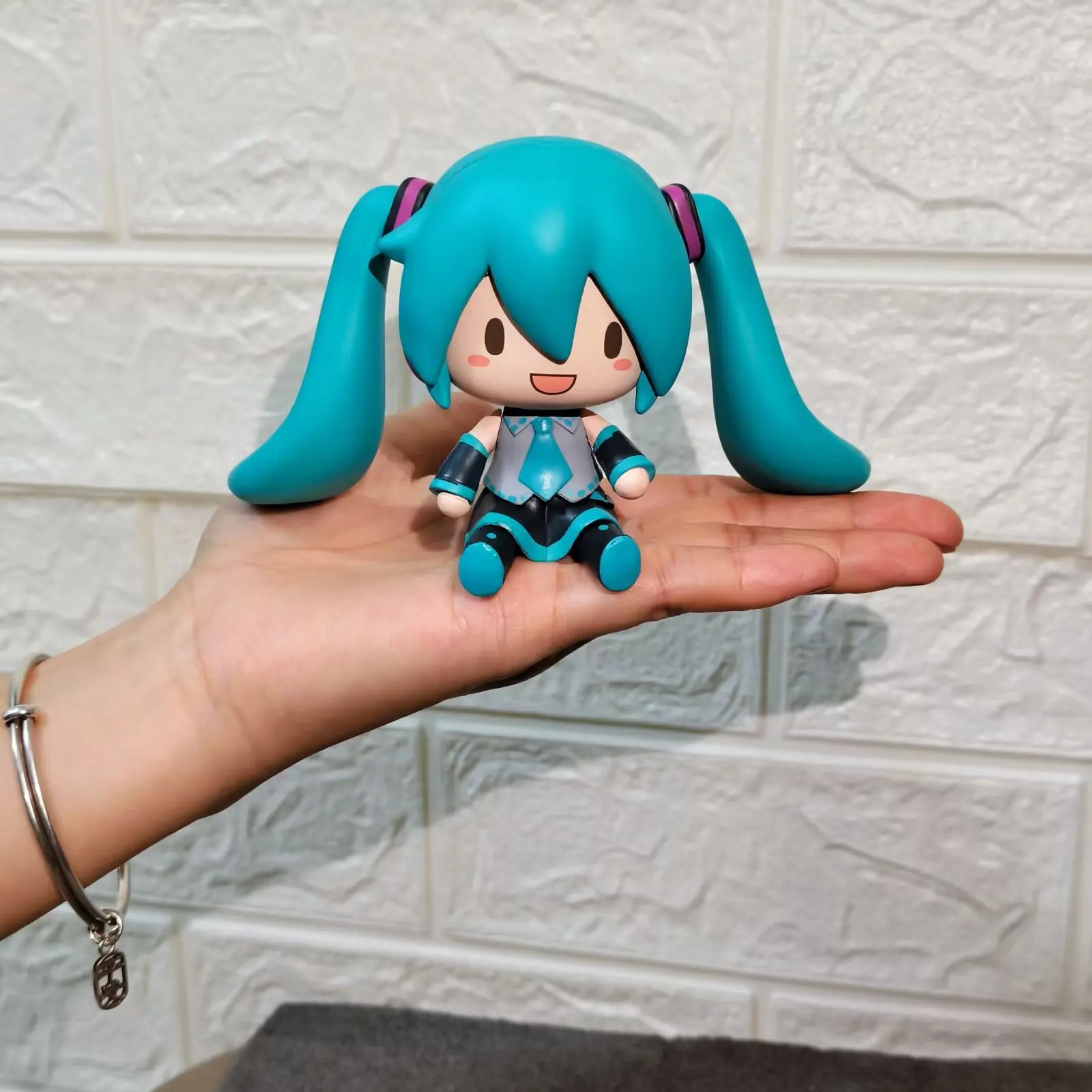 Hatsune Miku FuFu لطيف Q نسخة يجلس التعبير المزدوج سطح المكتب دمية حالة الديكور اليدوية لعبة الشكل لهواة الجمع