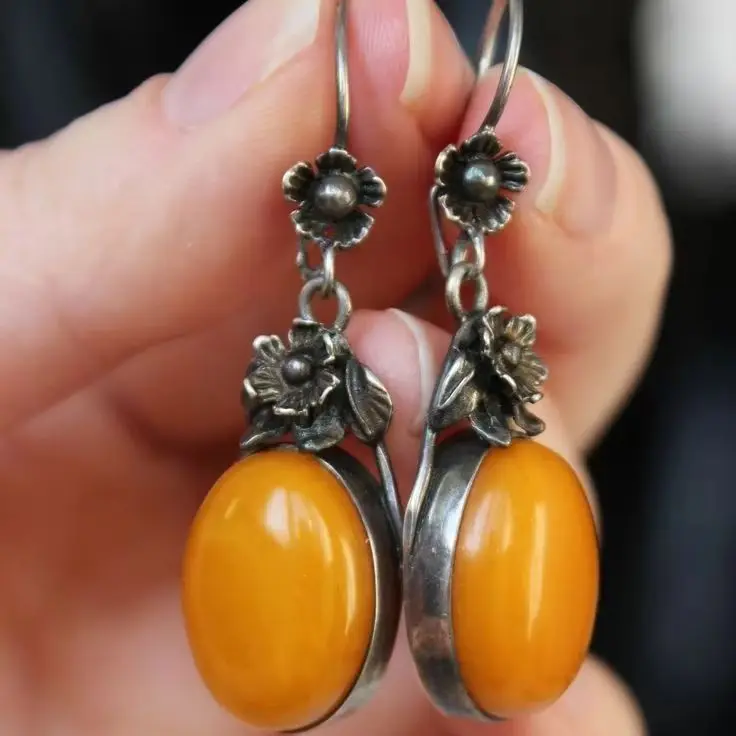 Ethnische Ohrringe mit Gravur und eingelegten ovalen künstlichen Edelsteinen für Damen, geeignet für Party- und Date-Accessoires.