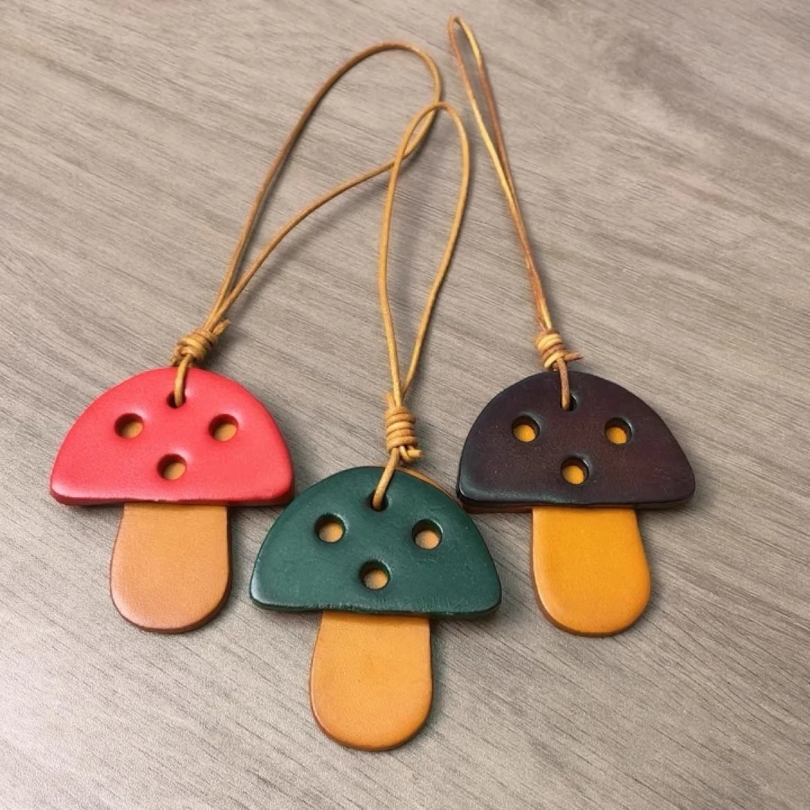 

1 Piece Retro Style Genuine Leather Fish Decorative Pendant Can Be Used for Hanging Bags, Key Chains, Pendant Labels, Wall Decorations, Handbags and Wallet Decorations, Carrot Shapes, Top Cowhide Material