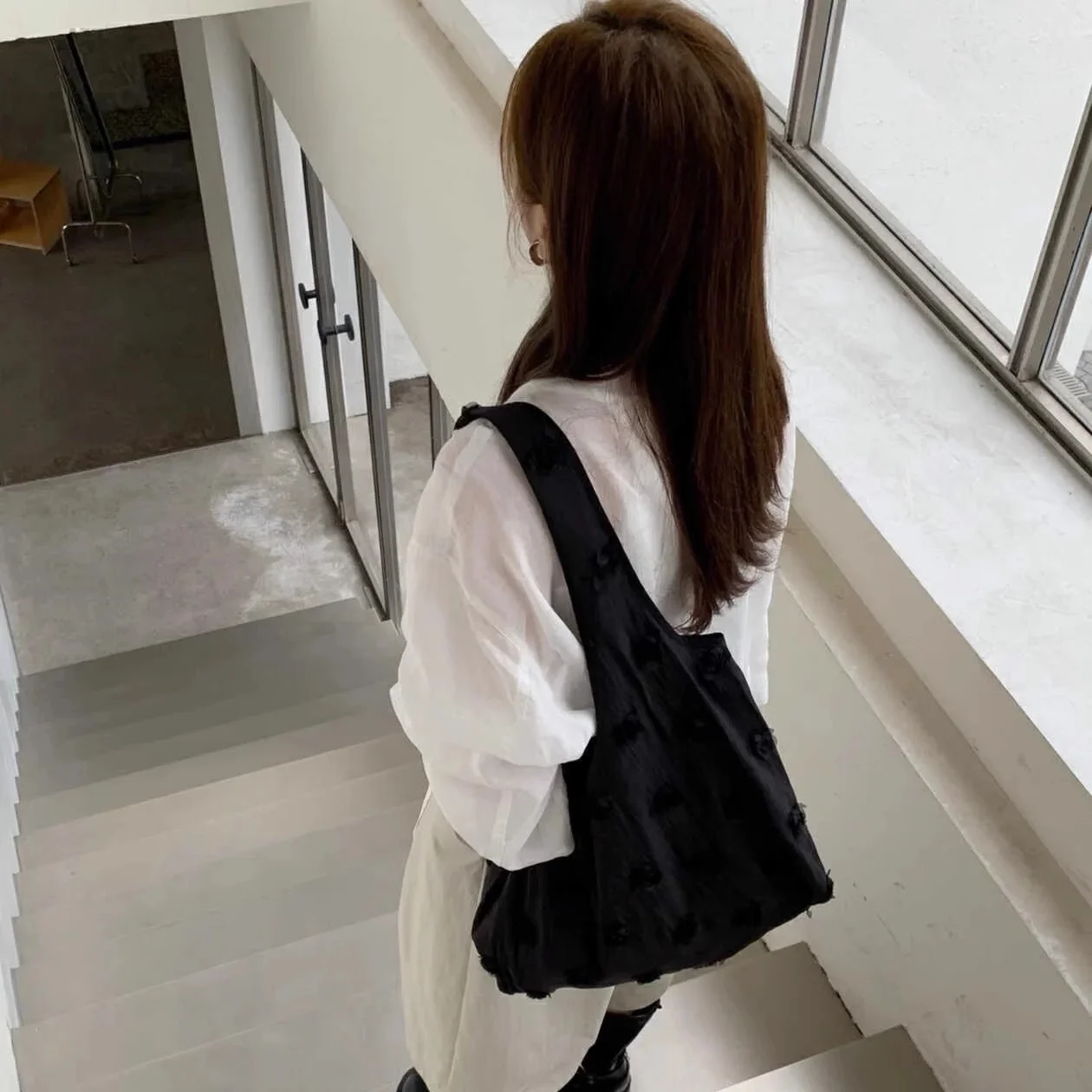 حقيبة يد نسائية أنيقة بتصميم إنجليزي مزينة بالزهور، حقيبة كتف واحدة جديدة لموسم الربيع والصيف، نمط حضري بسيط مع نقش زهري للاس... #2