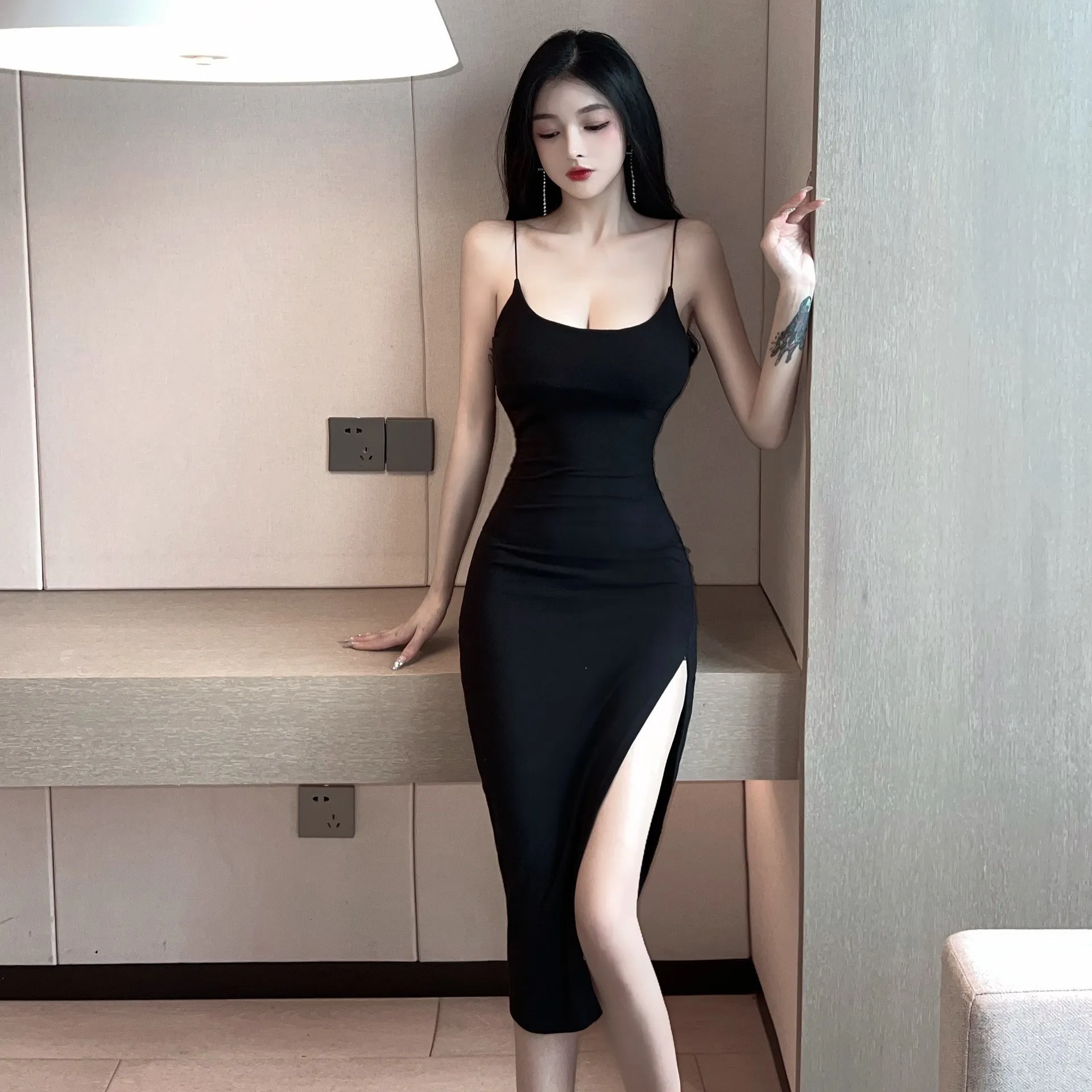 夏の女性のロー U ネックドレスブラックブルーノースリーブカットアウトボディコンドレスセクシーな背中の開いたナイトクラブカクテルパーティードレス