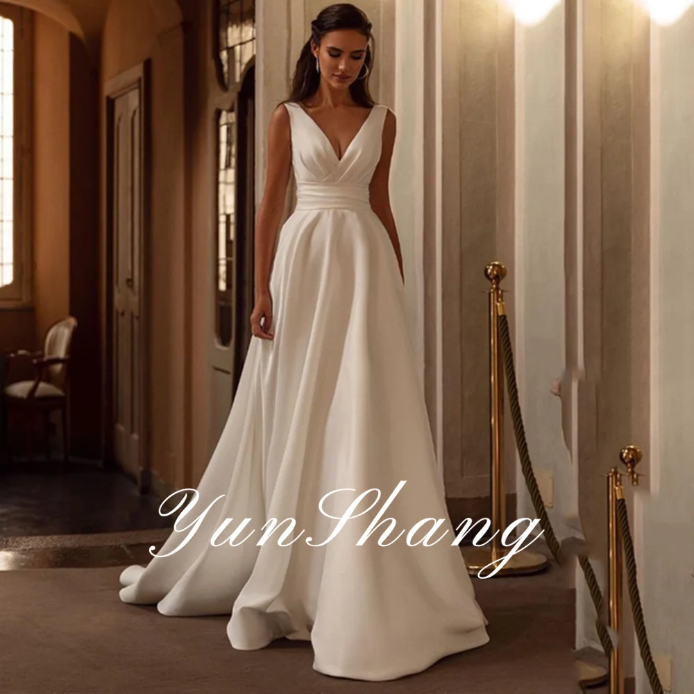 Yunshang moderno vestido de casamento com decote em v sem mangas plissado cetim simples a linha vestido de noiva sem costas trem novia personalizado