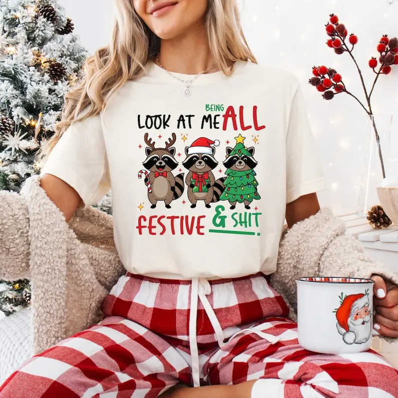 

Забавный рождественский енот, праздничные цвета, юмор, милые универсальные футболки с рисунком для взрослых, хлопковая футболка высокого качества