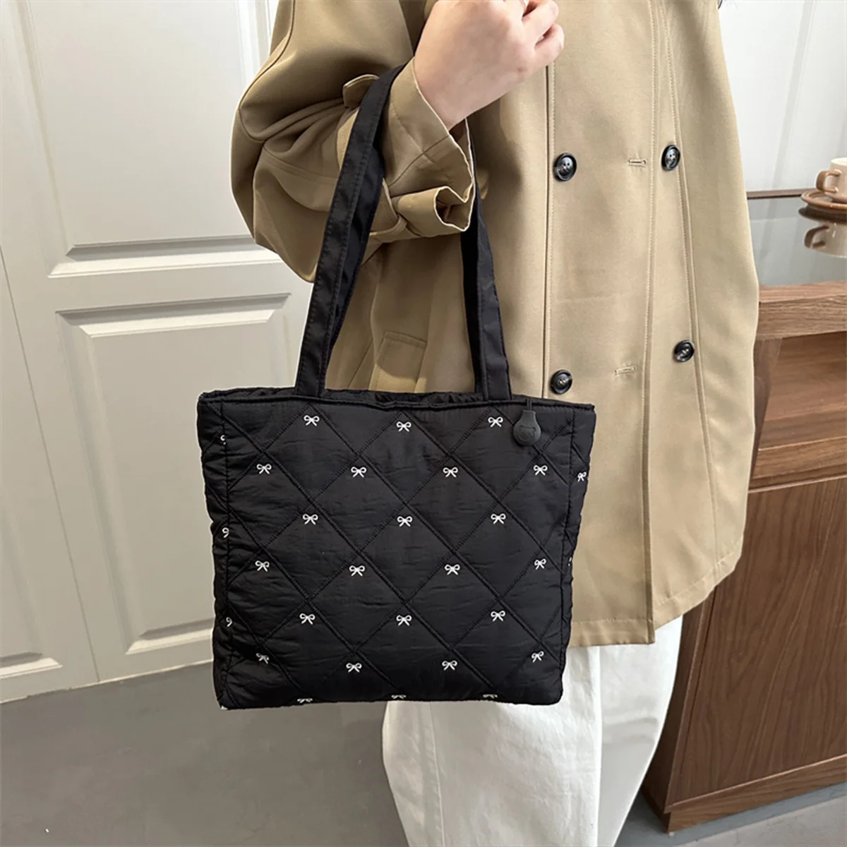 

Минималистичная стеганая большая сумка Argyle, однотонная, с вышивкой бантом, большая вместительная мягкая сумка на молнии для повседневных покупок