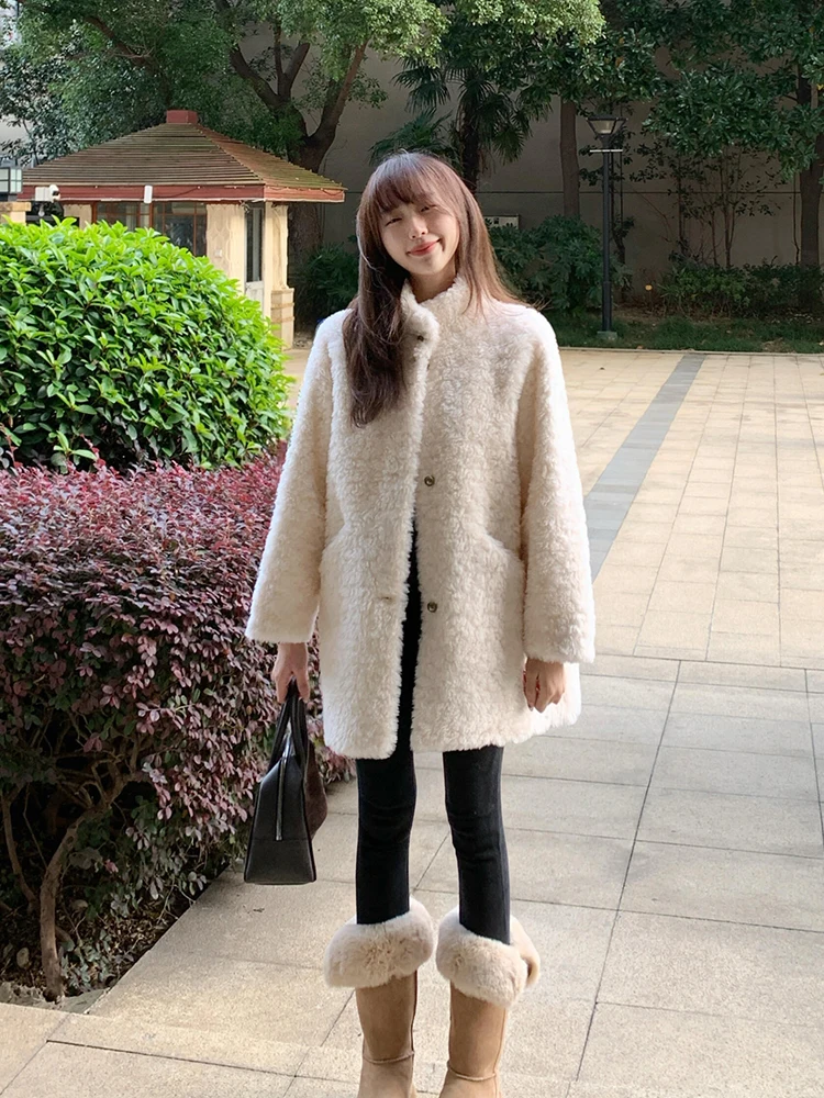 

Новинка 2025, белая куртка из меха ягненка Ele, женская свободная повседневная кожаная шуба средней длины с внутренним мехом, теплое повседневное пальто