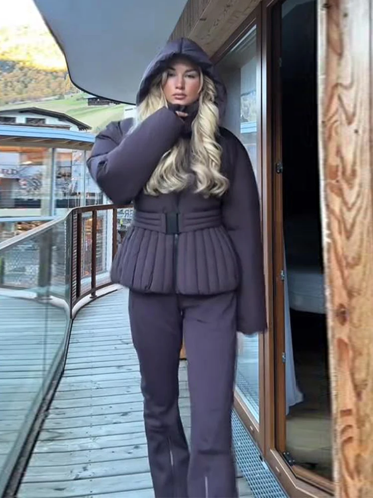 ชุดสกีแบบจั๊มสูทแฟชั่นสำหรับผู้หญิง กันลม แขนกุด ซิป ทรงเข้ารูป รุ่นใหม่ ฤดูใบไม้ร่วง ฤดูหนาว 2025 ชุดสโนว์สูทแบบออลอินวัน