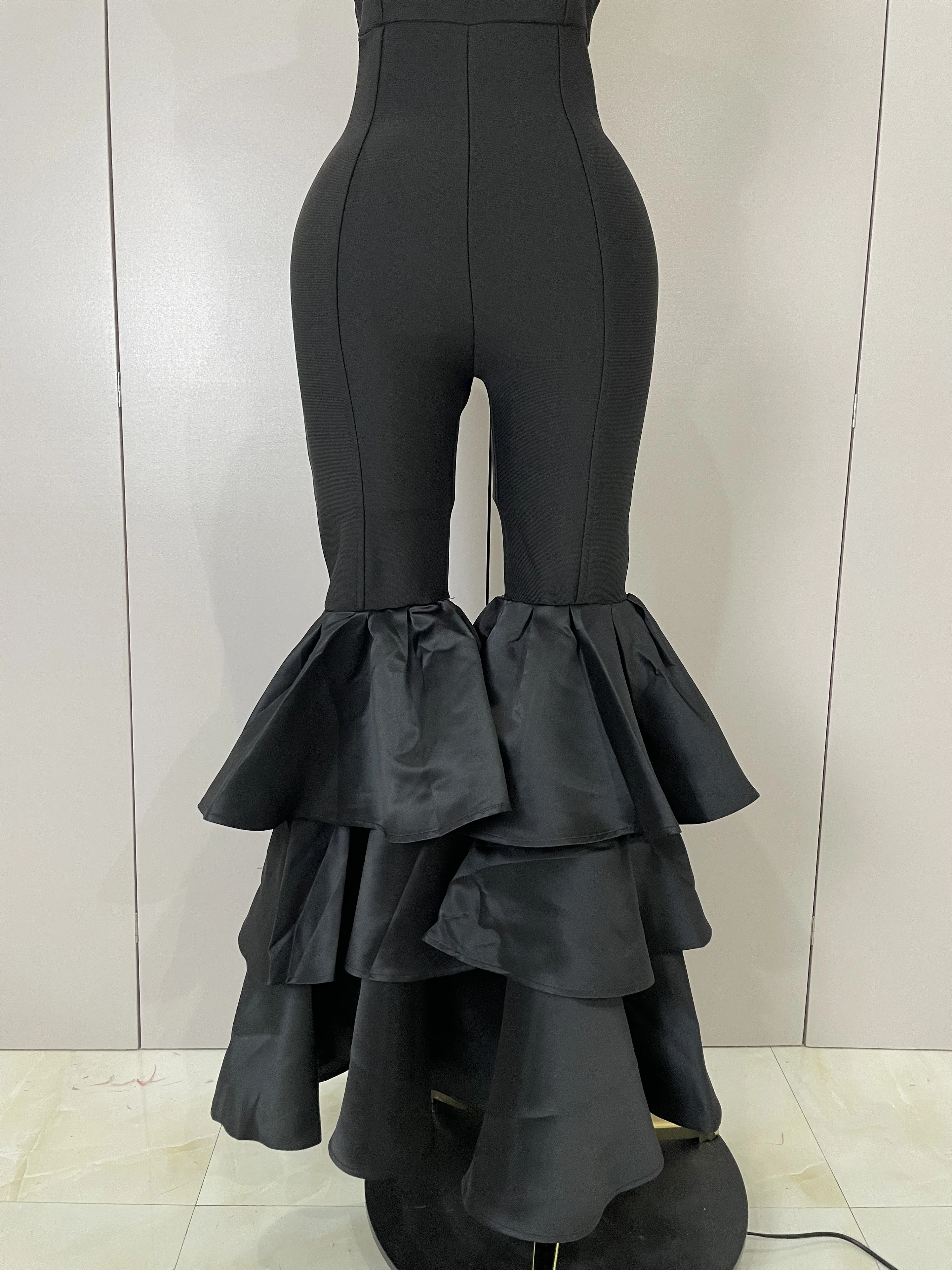 بدلة قفز فاخرة لعيد الميلاد مثيرة بدون حمالات وكشكشة سوداء ضيقة مضيئة بأشرطة مضيئة 2025 ثوب فضفاض نسائي للمشاهير في شارع العليا