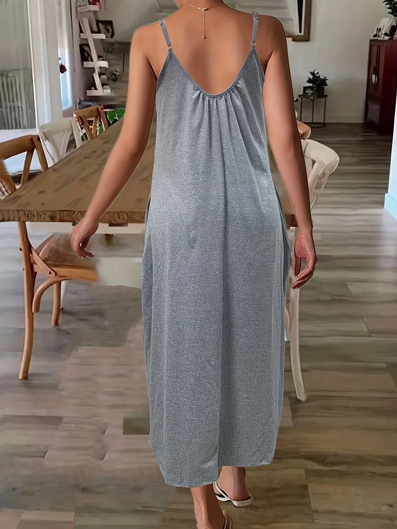 Sukienka damska plus size, szara, na ramiączkach spaghetti, z dekoltem w serek, luźny krój, zwiewny dół, długość do kostek, codzienna, na co dzień, modna.