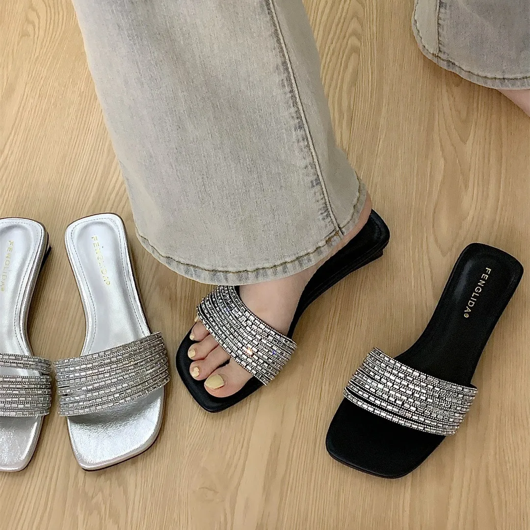 Sandal sepatu wanita 2024 sandal musim panas Pantofle Glitter slide mode rendah baru Jelly mewah Roma Hoof Heels kain karet kristal