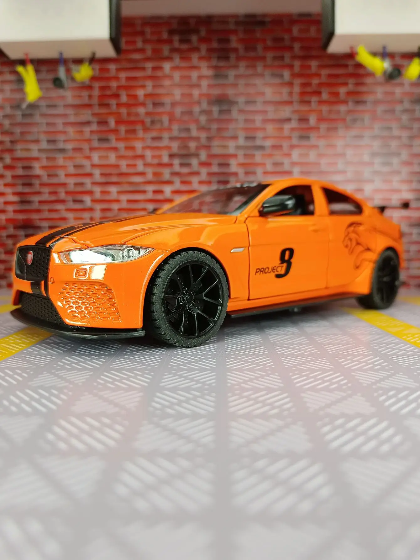 1: 24 simulation Jaguar XE SV Project 8 alloy sports car model car ornaments sound and light feedback  rally car for children