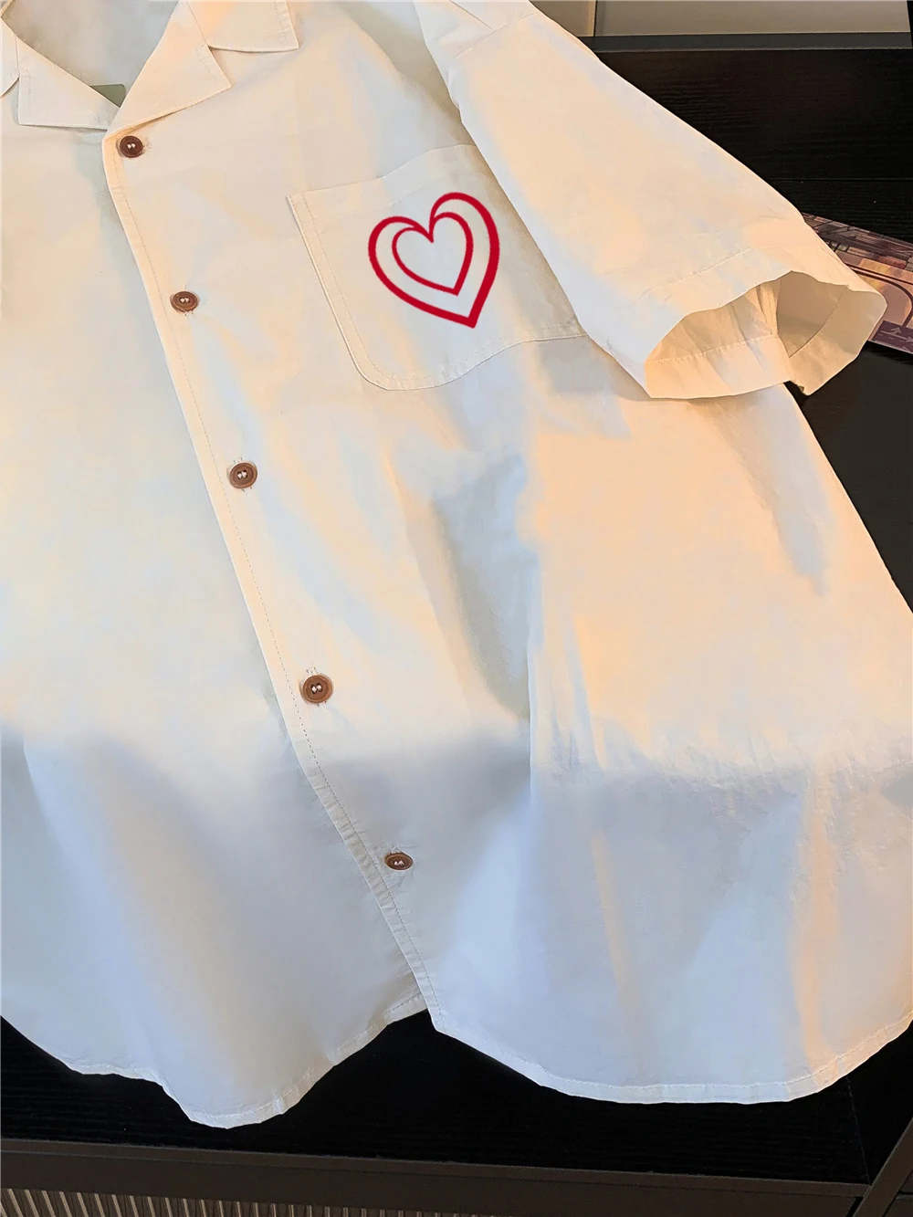 Faionable ort imprimé irt hommes motif coeur col rabattu coupe ample été Sle Version coréenne fonction de chaleur