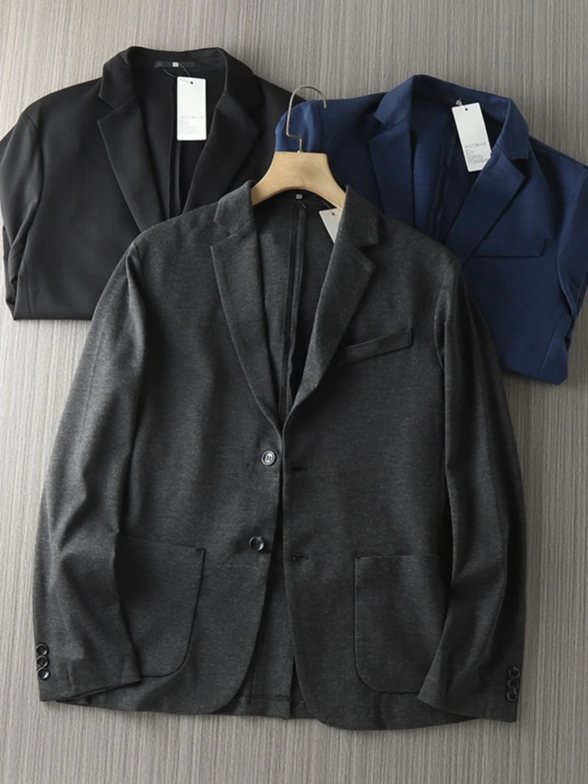 

Новый осенний мужской вязаный повседневный костюм: пиджак с отложным воротником, приталенный, для деловых встреч, на двух пуговицах, с длинными рукавами