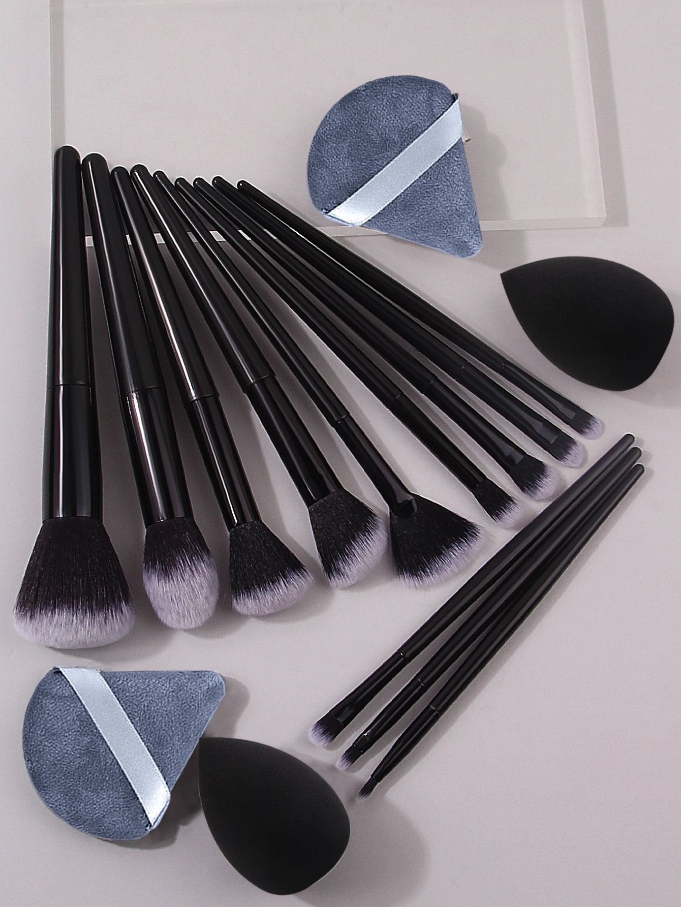 12 Make-up-Pinsel mit weichen Borsten + 4 Stück Make-up-Puderquasten und Schwammei-Make-up-Rouge-Lidschattenpinsel auf Vollgesichtsbasis