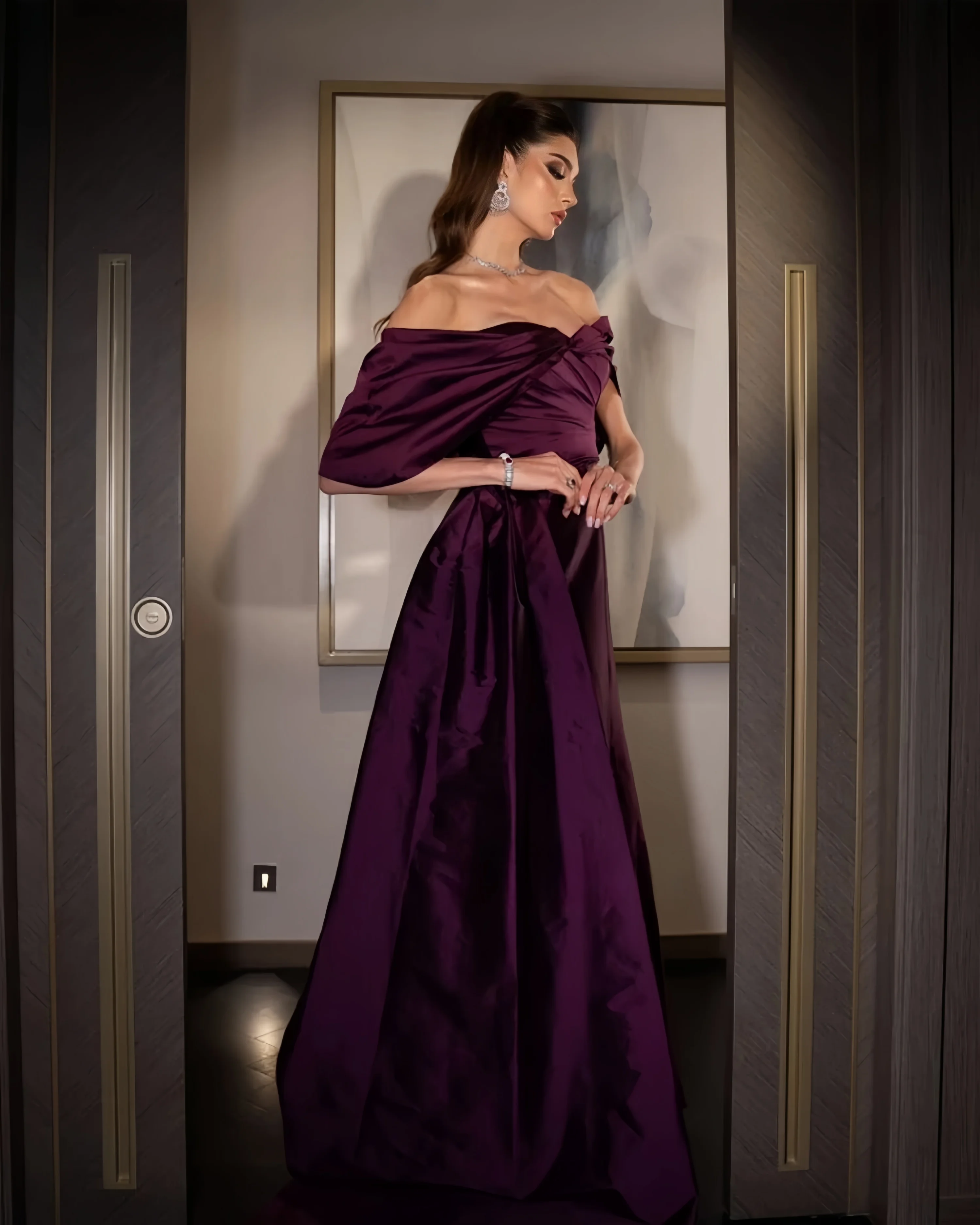 

Elegant Purple Celebrity Dress Strapless Card Sleeves Sweetheart Neckline Off-The-Shoulder Satin Pleated Prom Evening Dress