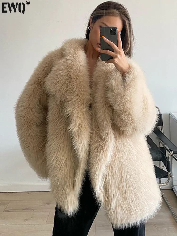 [EWQ] Korean Flully Faux Fur Coat Big Lapel Design Women Winter Keep Warm Furry High Street Fur Overcoats 2024 New Tide 16O3142