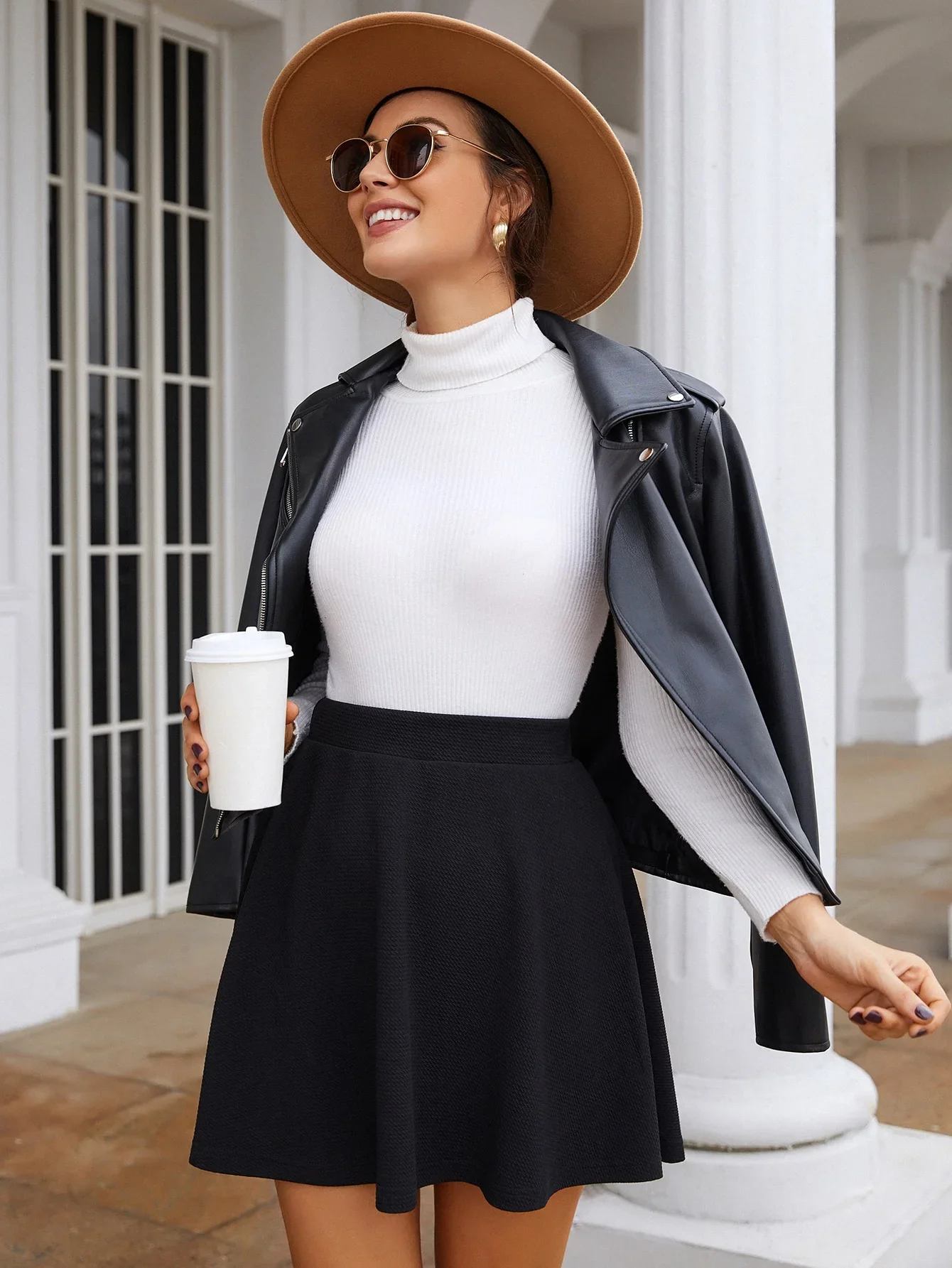 Effen rok, pluizige rok, elastische taille, elastische middentaille, zwarte paraplurok, grote swingrok, korte rok