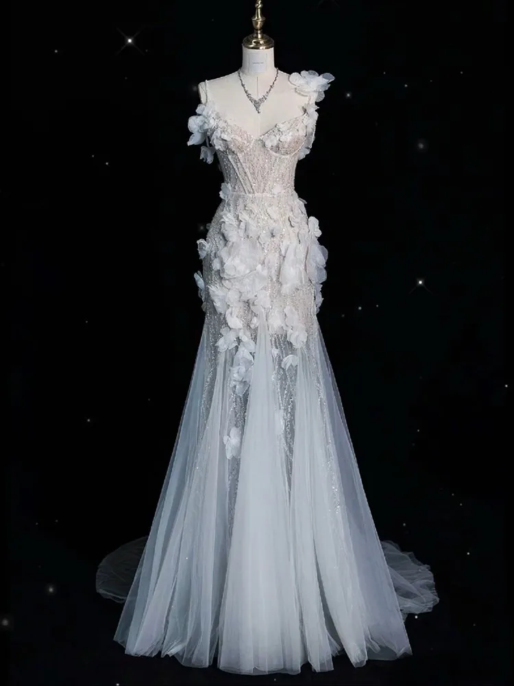 

A white light luxury niche adult toasting and hosting dress